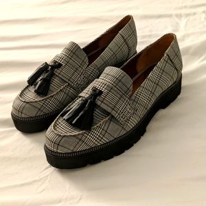 NEVER WORN loafers
